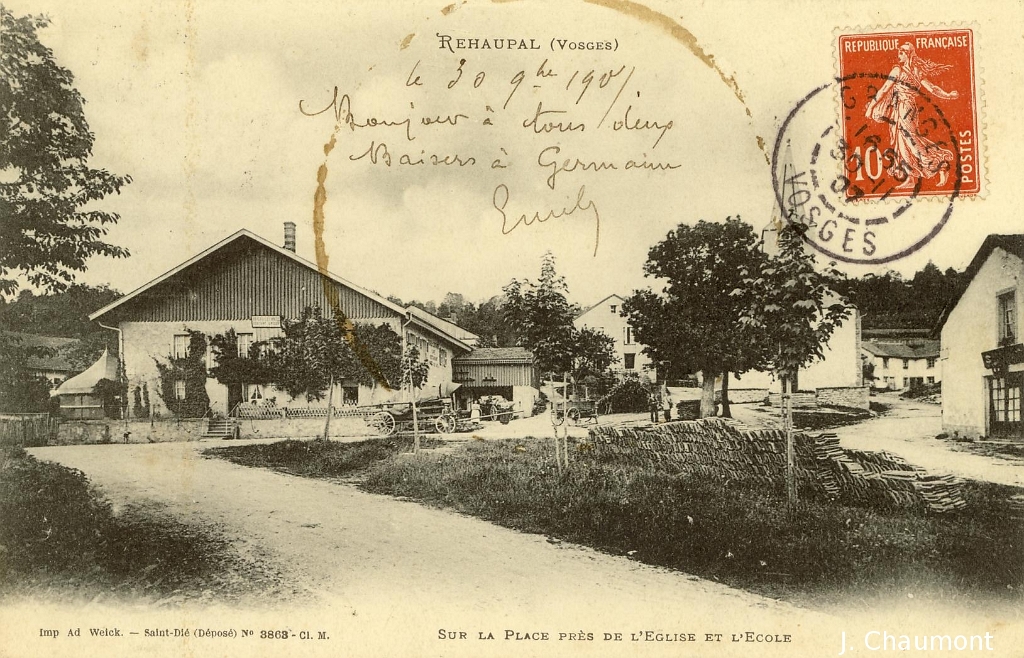 Rehaupal. - Sur la Place près de l'Eglise et l'Ecole.JPG